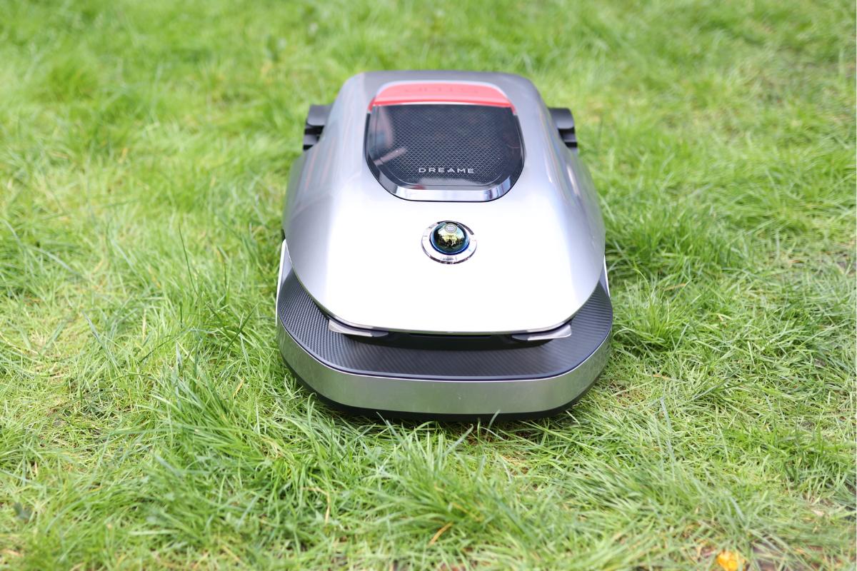 Der Dreame A1 Roboticmower ist im Test auf dem Rasen.